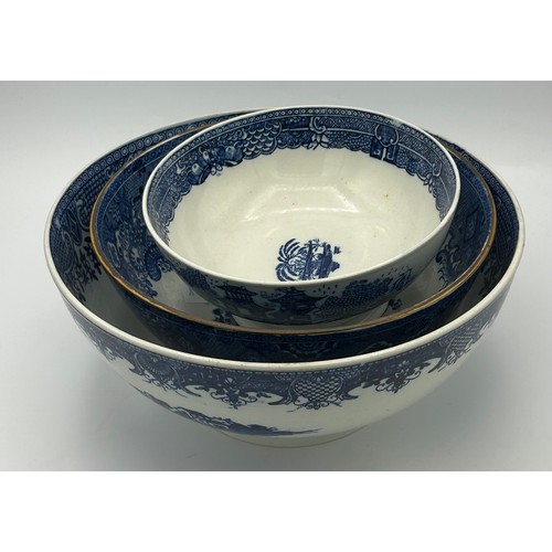 203 - Three early 19th century blue and white transfer printed chinoiserie pattern bowls, c. 1800. Includi... 