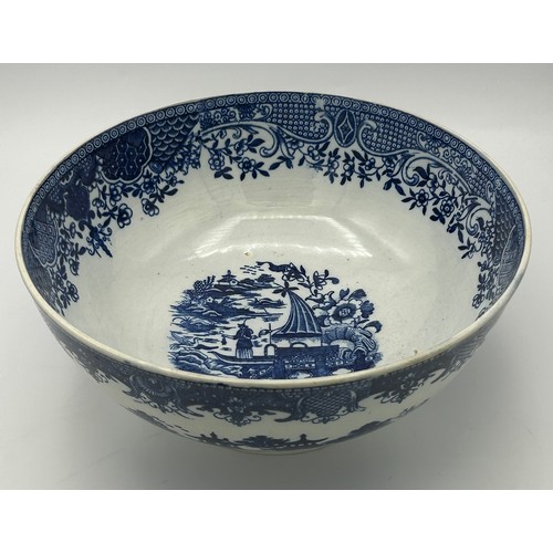 203 - Three early 19th century blue and white transfer printed chinoiserie pattern bowls, c. 1800. Includi... 