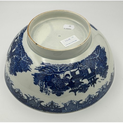 203 - Three early 19th century blue and white transfer printed chinoiserie pattern bowls, c. 1800. Includi... 