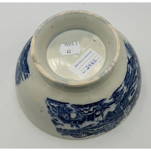 203 - Three early 19th century blue and white transfer printed chinoiserie pattern bowls, c. 1800. Includi... 