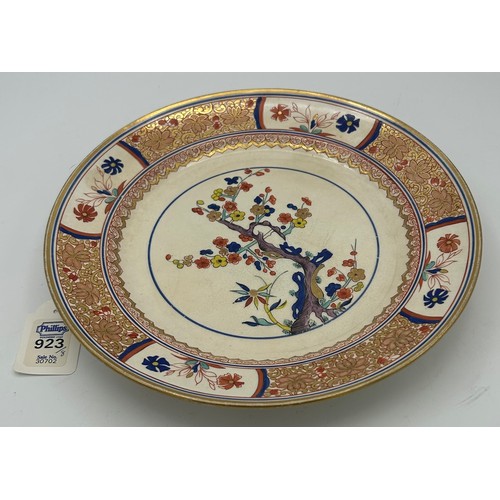 256 - A group of early 19th century Spode hand-painted porcelain plates in the Chinese manner, c. 1815. 25... 