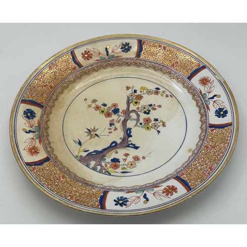 256 - A group of early 19th century Spode hand-painted porcelain plates in the Chinese manner, c. 1815. 25... 