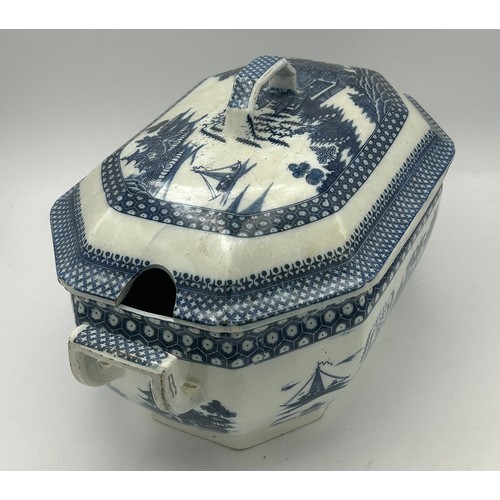 274 - An early 19th century blue and white transfer printed Chinoiserie pattern soup tureen and cover, c. ... 