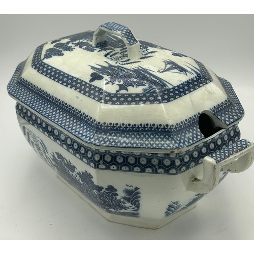 274 - An early 19th century blue and white transfer printed Chinoiserie pattern soup tureen and cover, c. ... 