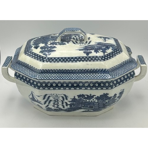 274 - An early 19th century blue and white transfer printed Chinoiserie pattern soup tureen and cover, c. ... 