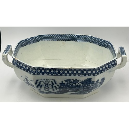 274 - An early 19th century blue and white transfer printed Chinoiserie pattern soup tureen and cover, c. ... 