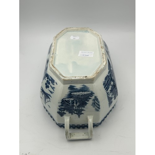 274 - An early 19th century blue and white transfer printed Chinoiserie pattern soup tureen and cover, c. ... 