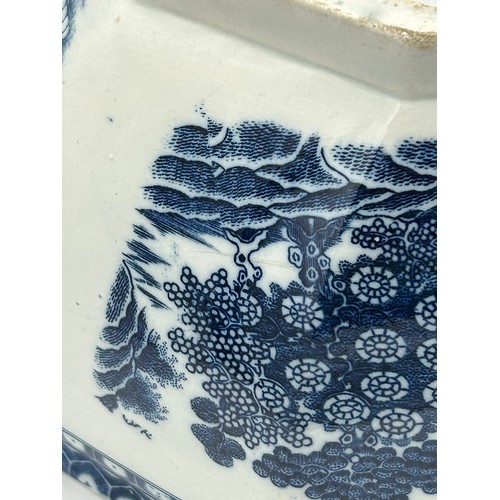 274 - An early 19th century blue and white transfer printed Chinoiserie pattern soup tureen and cover, c. ... 