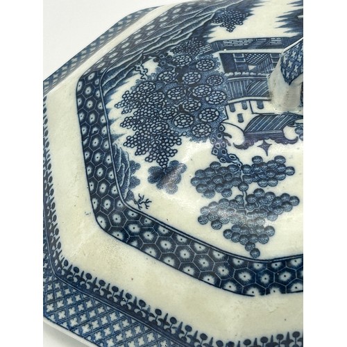 274 - An early 19th century blue and white transfer printed Chinoiserie pattern soup tureen and cover, c. ... 