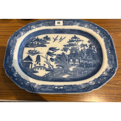 275 - An early 19th century blue and white transfer printed large Spode Willow platter, c. 1810. Together ... 