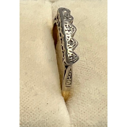 604 - An 18 carat gold ring set with diamonds. Size T. Weight 3.1gm.