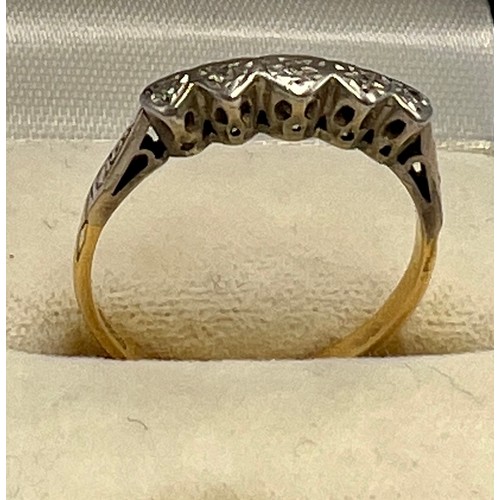 604 - An 18 carat gold ring set with diamonds. Size T. Weight 3.1gm.