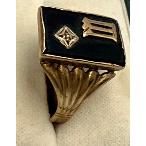 607 - A 9 carat gold and black onyx gentleman’s signet ring, size U. Weight 5.2gm.