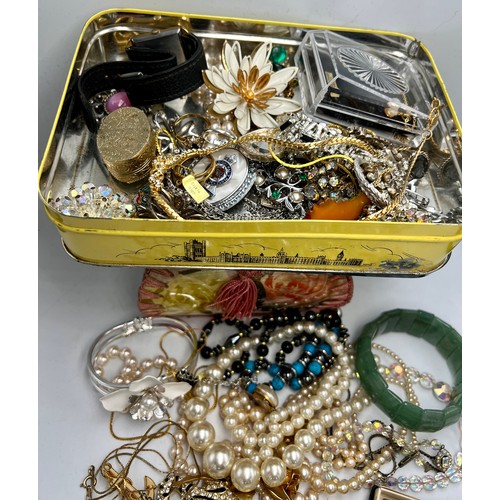 508 - A quantity of vintage costume jewellery etc to include brooches, lighters and necklaces.