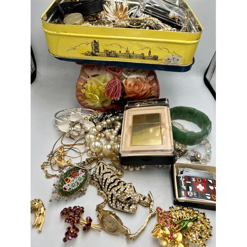 508 - A quantity of vintage costume jewellery etc to include brooches, lighters and necklaces.