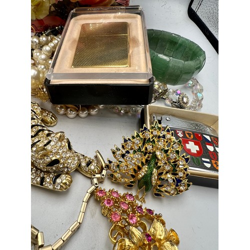 508 - A quantity of vintage costume jewellery etc to include brooches, lighters and necklaces.