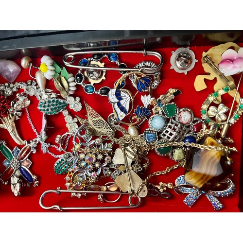 509 - A quantity of costume jewellery contained with a vintage jewellery box. To include silver chain neck... 