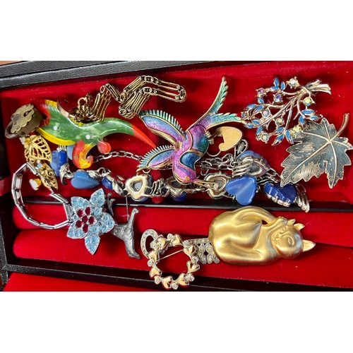 509 - A quantity of costume jewellery contained with a vintage jewellery box. To include silver chain neck... 