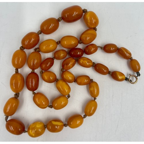 609 - A butterscotch amber necklace. Weight 34.2gm. Length 60cm.