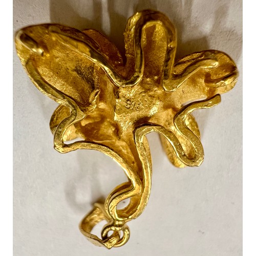 612 - A 22 carat gold flower pendant, marked 916. Weight 5gm. 2.75cm l.