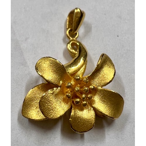 612 - A 22 carat gold flower pendant, marked 916. Weight 5gm. 2.75cm l.