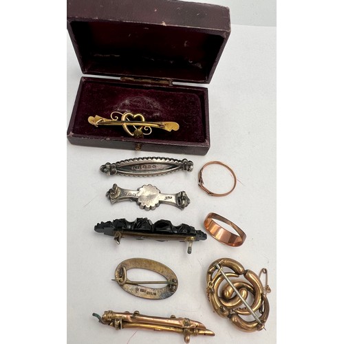 620 - A quantity of 19thC bar brooches to include jet, silver, 9 carat gold and rings, plus one vintage bo... 