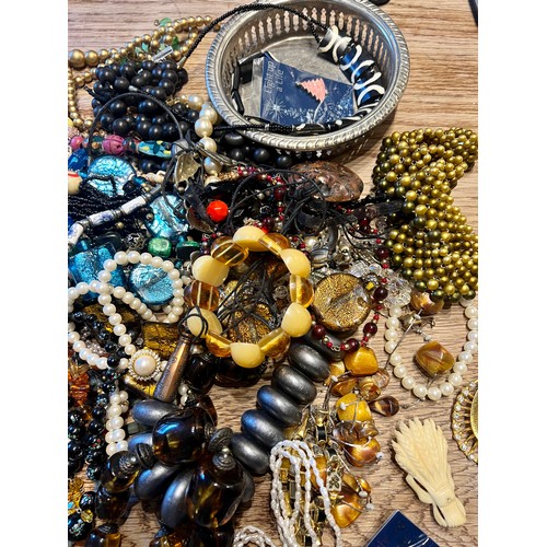 512 - A large quantity of costume jewellery to include necklaces, bracelets, brooches etc.