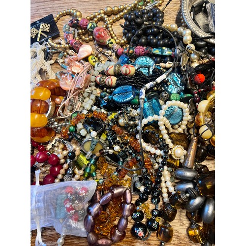 512 - A large quantity of costume jewellery to include necklaces, bracelets, brooches etc.