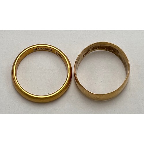 623 - Two 22 carat gold wedding bands. Size N/O and M. Total weight 8.6gm.