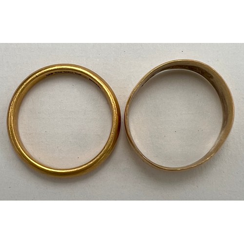 623 - Two 22 carat gold wedding bands. Size N/O and M. Total weight 8.6gm.