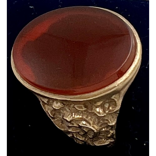 625 - A nine carat gold carnelian ring. Size S/T. Weight 7.7gm.