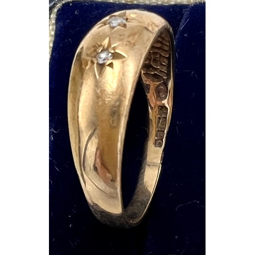 626 - A nine carat gold ring set with three clear stones. Size Q. Weight 2.2gm.