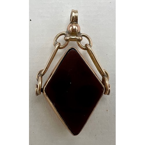 635 - A 9 carat gold swivel fob set with blood agate to one side and dark red to the obverse. Weight 6.1gm... 