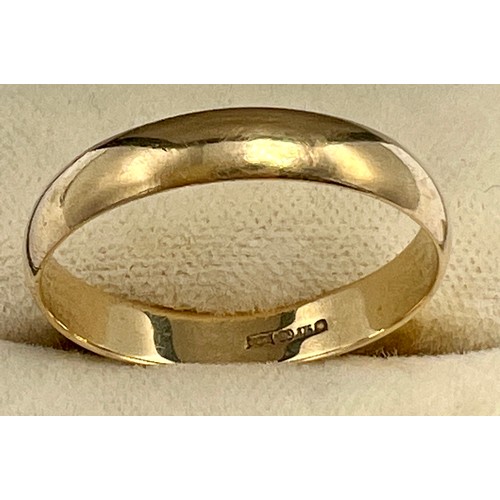 651 - A 9 carat gold wedding band together with a fine gold chain. Total weight 2.8gm. Ring size U.