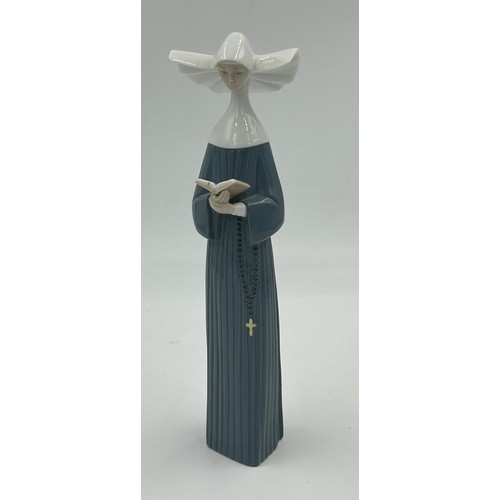 451 - Collection of Lladro Monjas Nuns to include 4611, 14611 & 55001, all boxed with tallest 32cm.