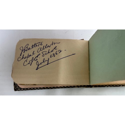 929 - Leeds United interest. A small autograph book containing autographs relating to Leeds United in 1962... 