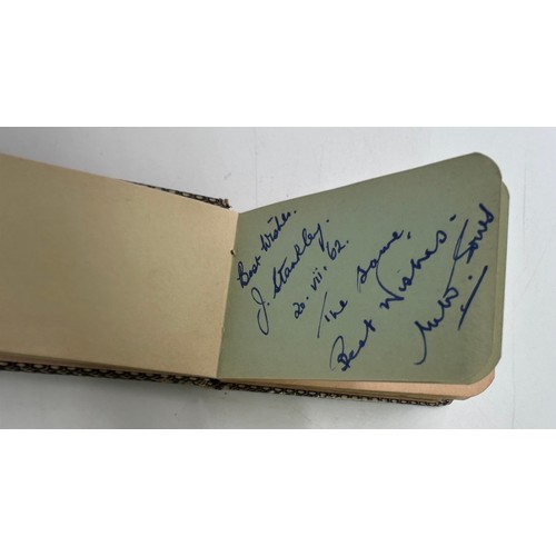 929 - Leeds United interest. A small autograph book containing autographs relating to Leeds United in 1962... 