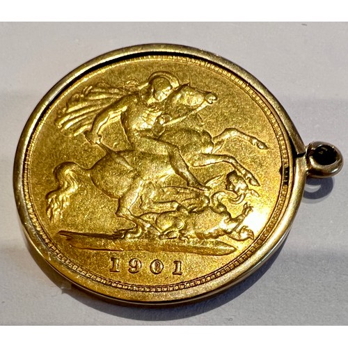 746 - A Victorian 1901 half sovereign in a nine carat gold mount. Total weight 4.4gm.