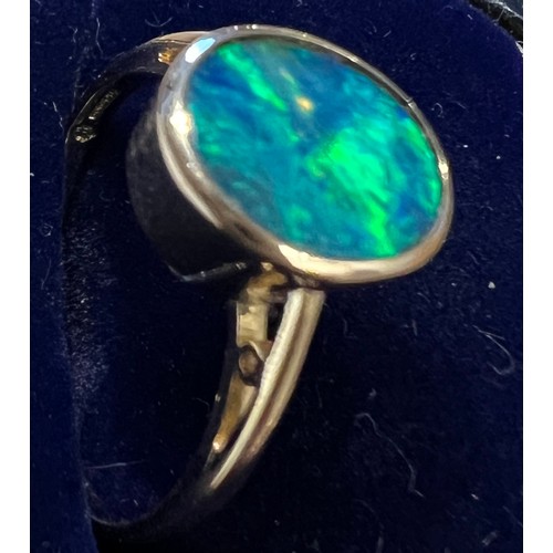 660 - Nine carat gold opal ring. Size M/N. Weight 2.1gm.