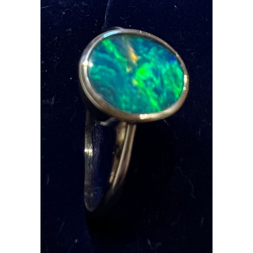 660 - Nine carat gold opal ring. Size M/N. Weight 2.1gm.