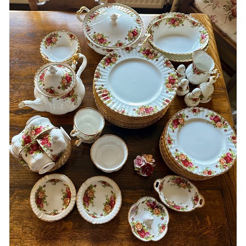 458 - A quantity of Royal Albert Old Country Roses comprising, 13x dinner plates, 14x salad plates 21cm d,... 