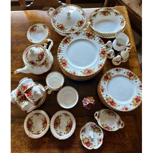 458 - A quantity of Royal Albert Old Country Roses comprising, 13x dinner plates, 14x salad plates 21cm d,... 