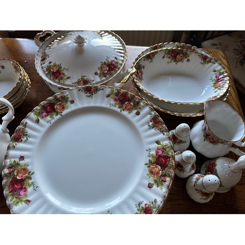 458 - A quantity of Royal Albert Old Country Roses comprising, 13x dinner plates, 14x salad plates 21cm d,... 