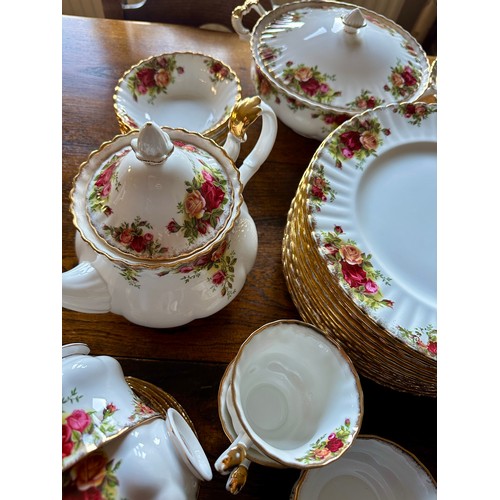 458 - A quantity of Royal Albert Old Country Roses comprising, 13x dinner plates, 14x salad plates 21cm d,... 