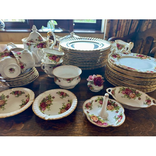 458 - A quantity of Royal Albert Old Country Roses comprising, 13x dinner plates, 14x salad plates 21cm d,... 