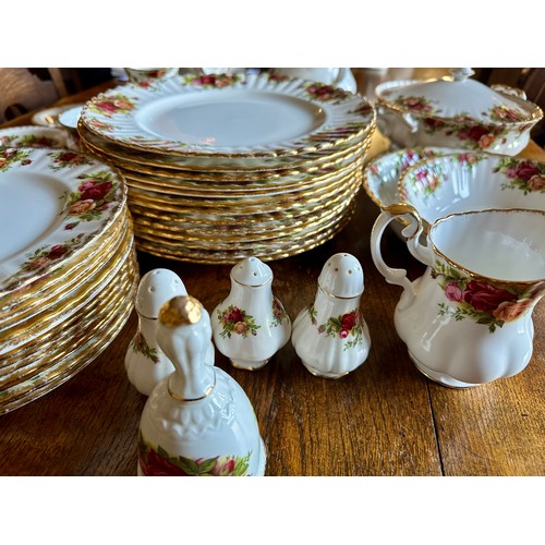 458 - A quantity of Royal Albert Old Country Roses comprising, 13x dinner plates, 14x salad plates 21cm d,... 