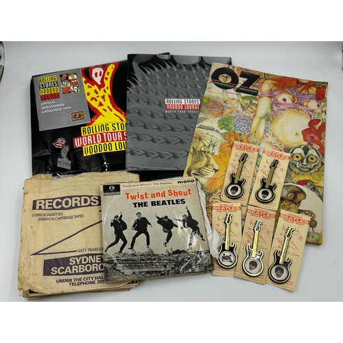 952 - A collection of music memorabilia to include The Fabulous Beatles guitar shaped Jewellery Brooch x 5... 