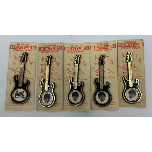 952 - A collection of music memorabilia to include The Fabulous Beatles guitar shaped Jewellery Brooch x 5... 