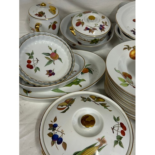 468 - A very large quantity of Royal Worcester 'Evesham': 12 x soup bowls, 12 x cups and saucers, large fl... 