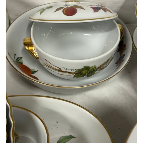 468 - A very large quantity of Royal Worcester 'Evesham': 12 x soup bowls, 12 x cups and saucers, large fl... 